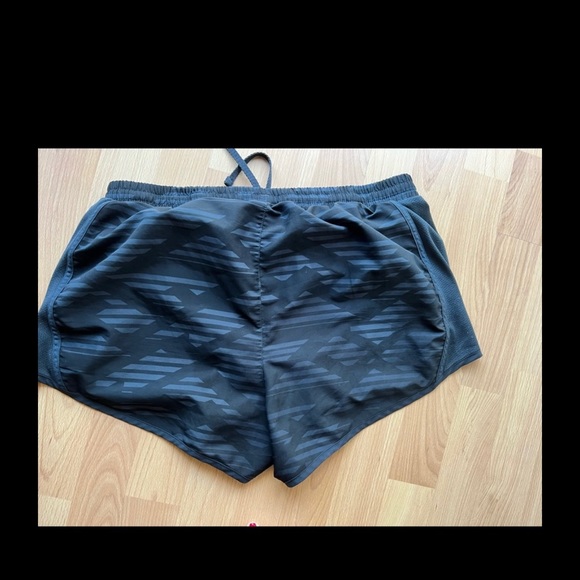 Under Armour Pants - Under Armor Athletic Shorts with Pockets Size M